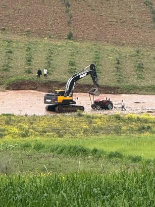 Debisi yükselen çayda traktörüyle mahsur kaldı