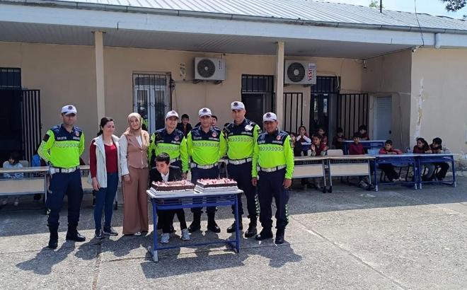 Babasını trafik kazasında kaybeden Burak Efe’ye jandarmadan doğum günü sürprizi