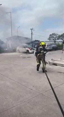 Hastane otoparkındaki otomobil yandı