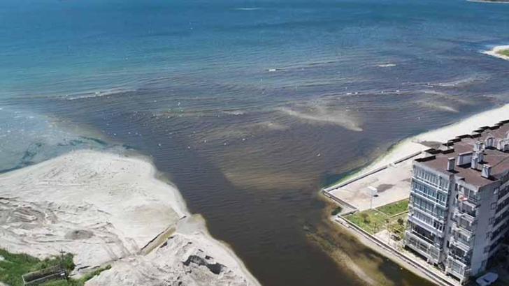 Küçükçekmece'deki Menekşe Deresi'nin rengi kahverengiye büründü