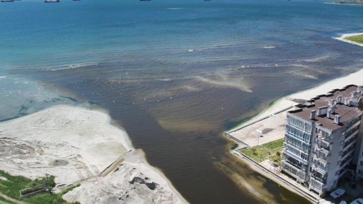 Küçükçekmece'deki Menekşe Deresi'nin rengi kahverengiye büründü