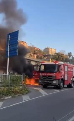 Beykoz’da seyir halindeki otomobil alev alev yandı