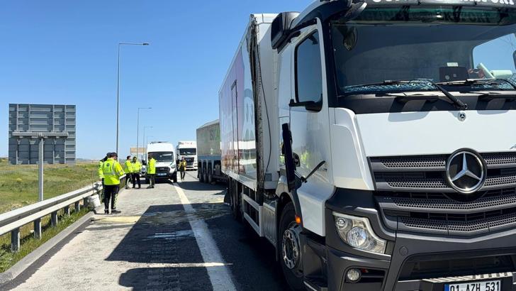 Çatalca'da 3 aracın karıştığı zincirleme kaza; TIR şoförü ağır yaralandı