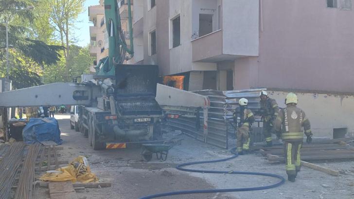 Kartal’da 4 katlı binanın doğalgaz kutusu alev aldı
