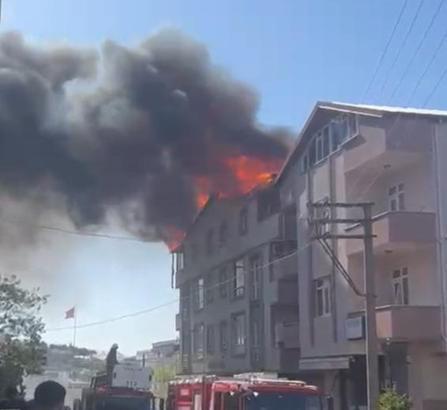 4 katlı binanın çatısı alev alev yandı