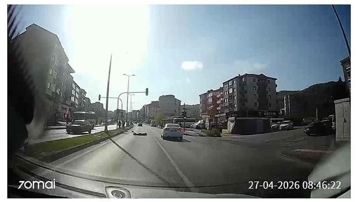 Otomobilin çarptığı üniversite öğrencisi yaralandı; kaza anı kamerada