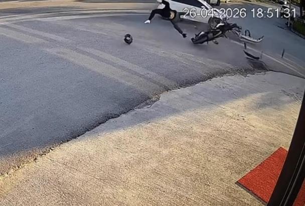 Sanayi sitesinde motosiklet ile otomobilin çarpıştığı kaza kamerada