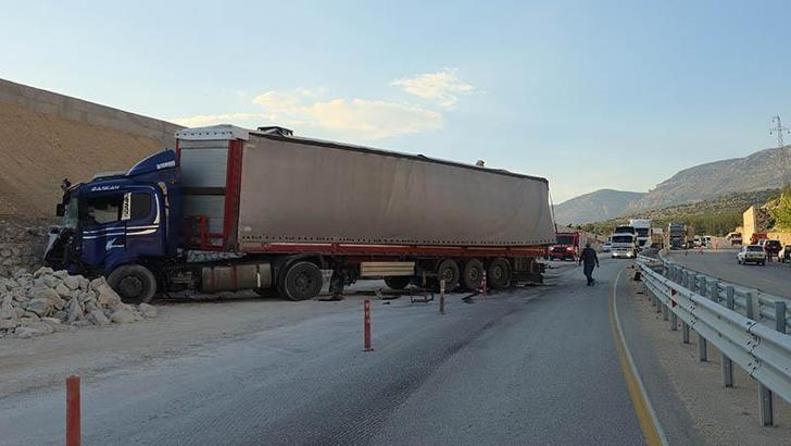 İstinat duvarına çarpan TIR'daki mermerler, otomobildekilerin üzerine düştü; 1 ölü, 3 yaralı