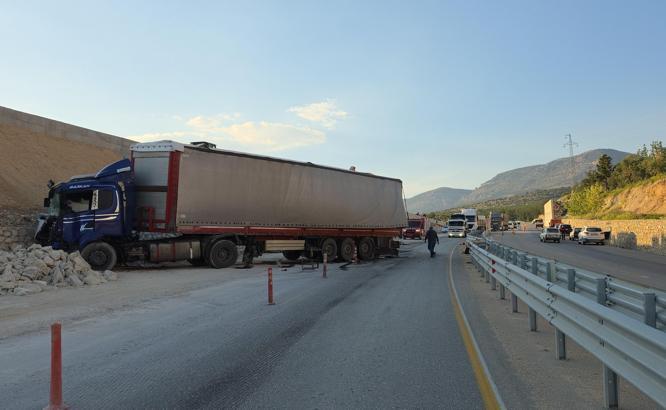 İstinat duvarına çarpan TIR'daki mermerler, otomobildekilerin üzerine düştü; 1 ölü, 3 yaralı