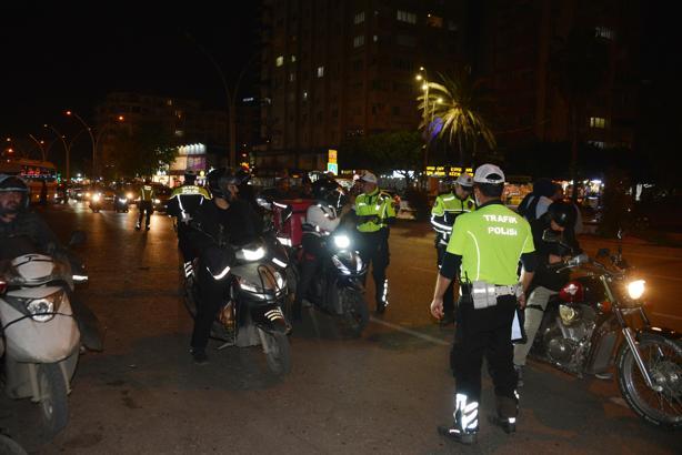Adana'da motosiklet denetimi; 35 sürücüye 498 bin lira ceza