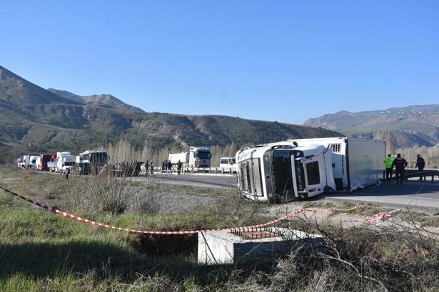 Sivas'ta TIR'ın devrildiği kaza nedeniyle ulaşım aksadı