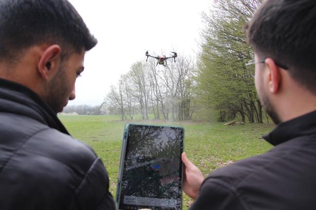Zirai dron kullanan öğrenciden, üniversitede arkadaşlarına uygulamalı ilaçlama ve gübreleme eğitimi