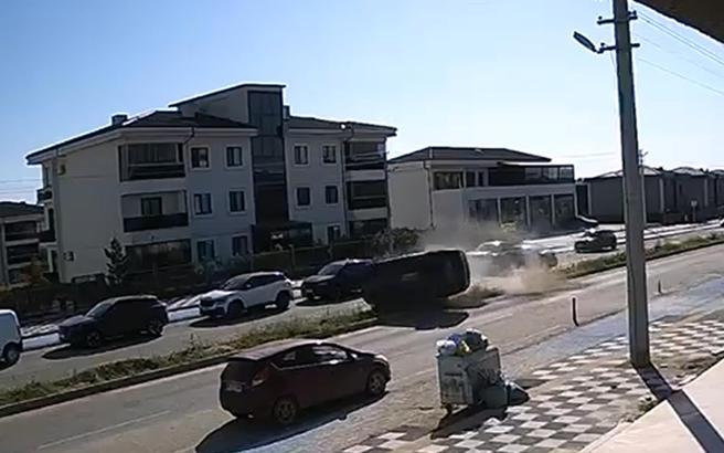 Otomobilin, başka bir araca çarpıp taklalar attığı kaza kamerada: 2'si çocuk, 5 yaralı