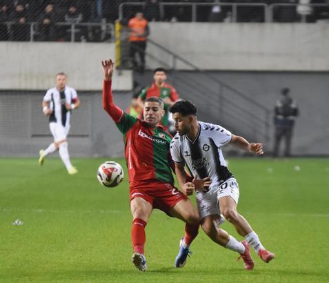 Altay'da Emre'den profesyonel imza