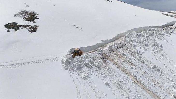 Ordu'da 4 metreyi bulan karla mücadele çalışması