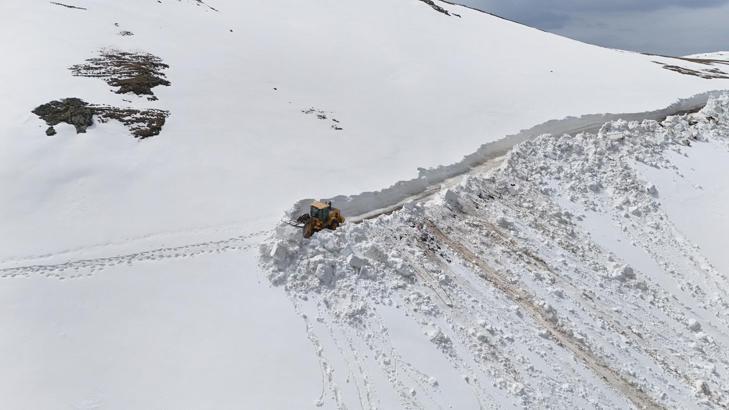 Ordu'da 4 metreyi bulan karla mücadele çalışması