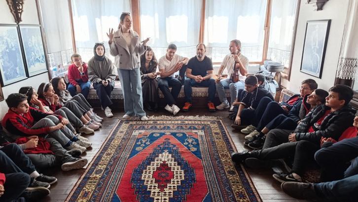 Kütüphanede müzik ziyafeti