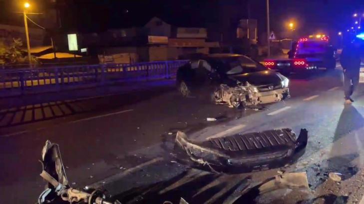 Otomobil, köprüdeki korkuluklara çarptı; 3 yaralı