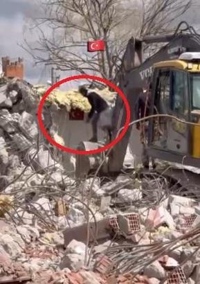 İş makinesi operatörünün Türk bayrağı hassasiyeti kamerada