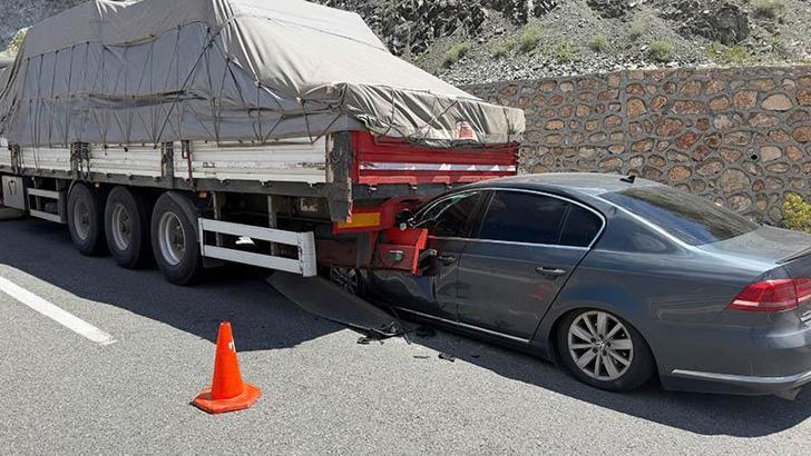 TIR'ın altına giren otomobilin sürücüsü yara almadan kurtuldu