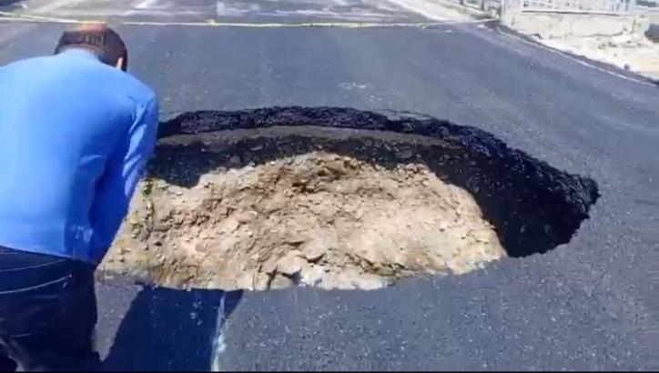 Çökme sonrası onarılan yolda çukur oluştu