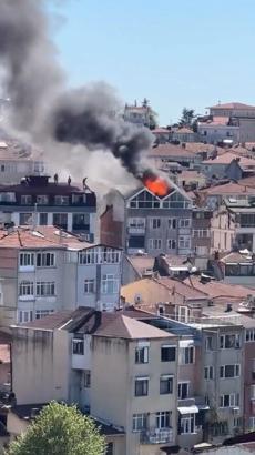 Üsküdar'da 5 katlı binanın çatısı alev alev yandı