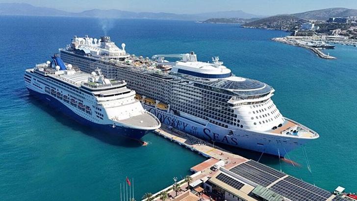Kuşadası'na kruvaziyerle 4 bin 600 turist geldi