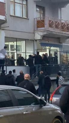 Bursa'da iki grup arasındaki tekme ve sopalı kavga kamerada