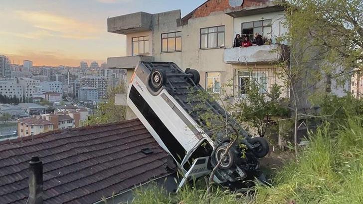 Kağıthane'de takla atan okul servisi evin çatısına düştü; araçta sıkışan şoför kurtarıldı