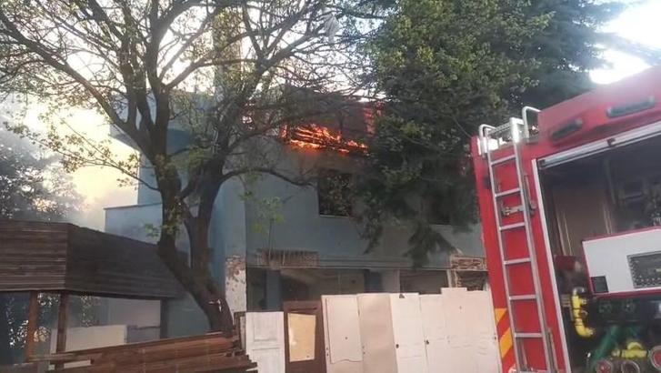 Avcılar'da boşaltılan 3 katlı anaokulunun çatısı alev alev yandı