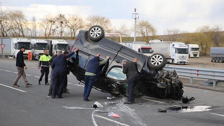 Hafif ticari araç, otomobile çarptı: 4 yaralı