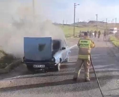 Alev alan otomobiline müdahale ederken yaralandı