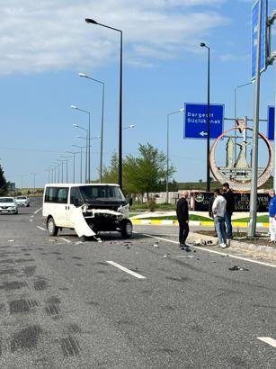 Mardin'de otomobil ile minibüs çarpıştı: 2 yaralı