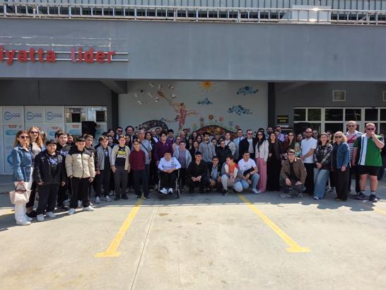 Özel gereksinimli bireylerin ‘Seramik Dayanışma Panosu’ isimli sergisi ziyarete açıldı