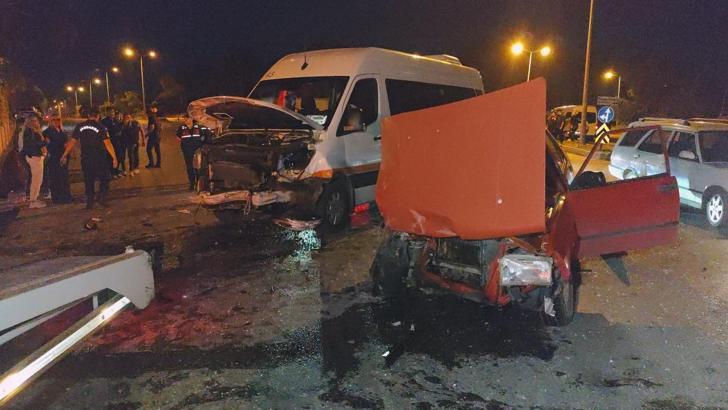 Minibüsle otomobil çarpıştı: 4 yaralı