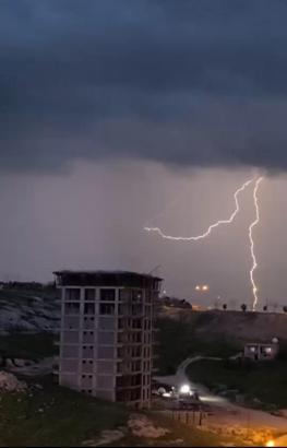 Mardin’de şimşekler geceyi aydınlattı