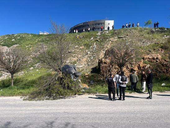 El freni çekilmeyen otomobil şarampole yuvarlandı