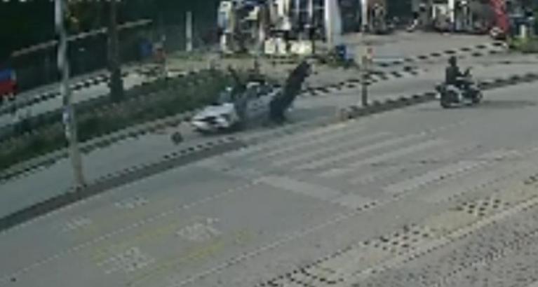 Hatay’da yaya geçidinden dönmek isteyen otomobile motosiklet çarptı