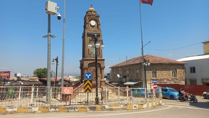 11 Mayıs Şehitler Anıtı’nın kazada zarar gören korkulukları onarıldı