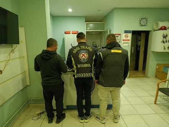 Büyükçekmece'de eşinin tartıştığı sürücüyü tehdit edip otomobiline zarar verdiler