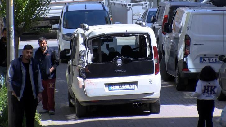 Güngören'de yokuşta kayan iş makinesi 4 araçta ve binada hasara neden oldu