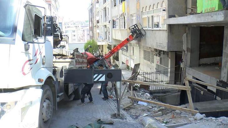 Güngören'de yokuşta kayan iş makinesi 4 araçta ve binada hasara neden oldu