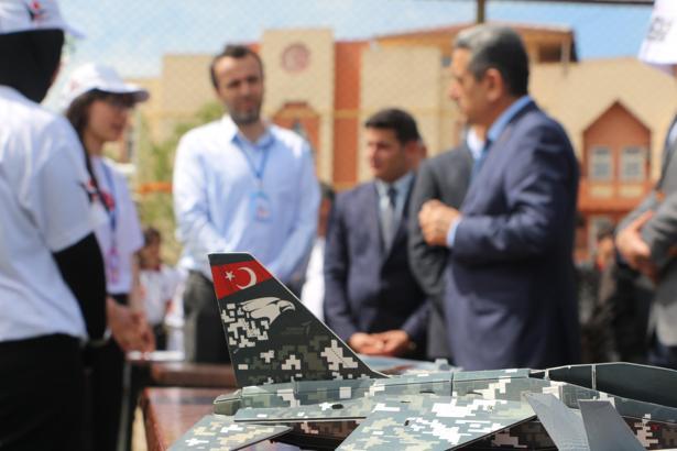 Vali Ekici Silopi’de öğrencilerin bilim çalışmalarını inceledi