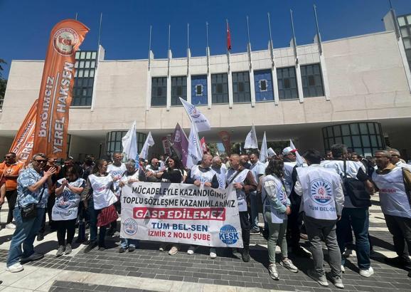 İzmir'de 4 belediyenin memurları, iş bırakıp CHP il binasına yürüdü