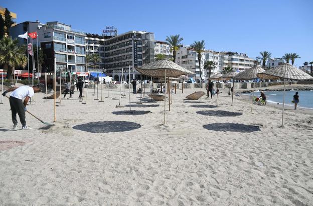 Kuşadası plajlarında sezon hazırlığı başladı