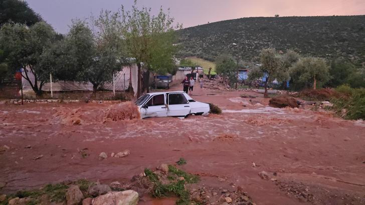 Adana'da sağanak sele neden oldu; 1 kişi kayıp