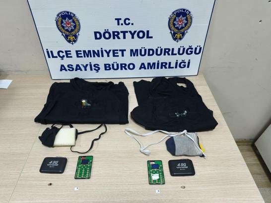 Ehliyet sınavında kopya düzeneğiyle yakalandılar