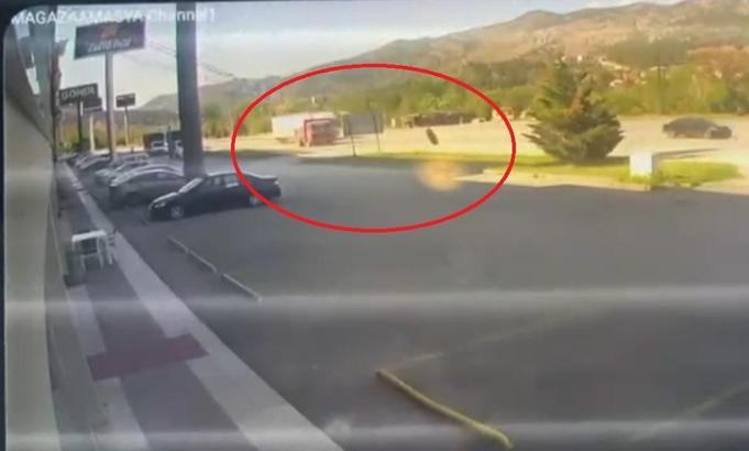 Kamyonun fırlayan tekeri, mağazaya daldı; o anlar kamerada