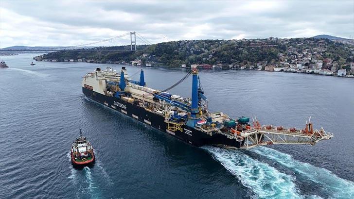 Kablo döşeme gemisi İstanbul Boğazı'ndan geçti; trafik açıldı