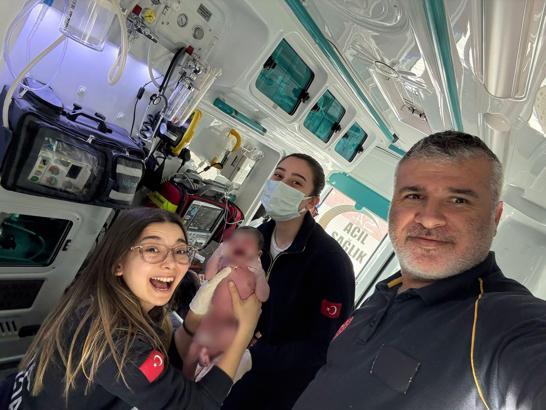 Sakarya'da 112 ekibi evde doğum yaptırdı
